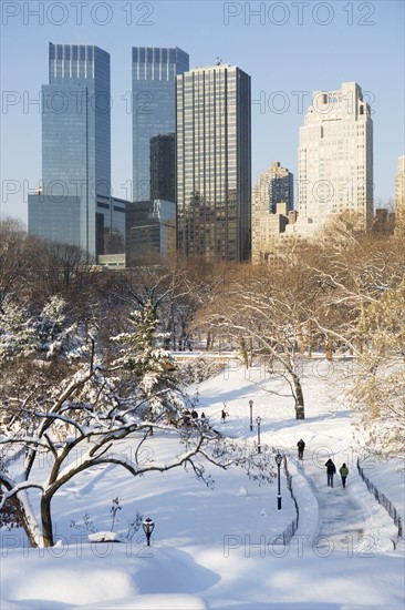 USA, New York City, View of Central Park in winter with Manhattan skyline in background. Photo : fotog