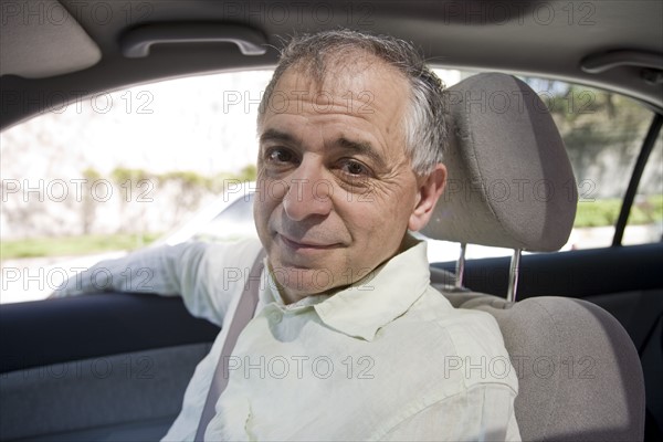 Brooklyn, USA, New York State, New York City, senior man sitting in car. Photo : Johannes Kroemer