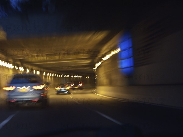 USA, New York State, New York City, Brooklyn, cars on highway at night. Photo : Johannes Kroemer