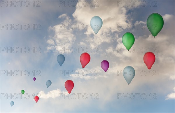 Balloons flying against sky. Photo : Mike Kemp