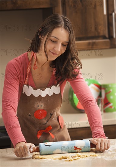 Young woman rolling dough. Photo : Mike Kemp