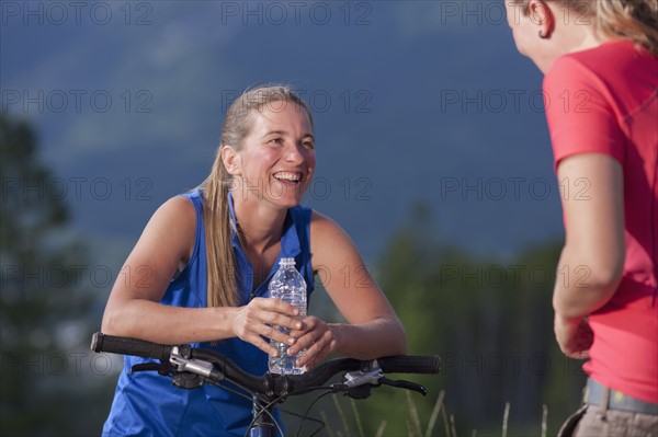 Canada, British Columbia, Fernie, Two women on bike trip. Photo : Dan Bannister