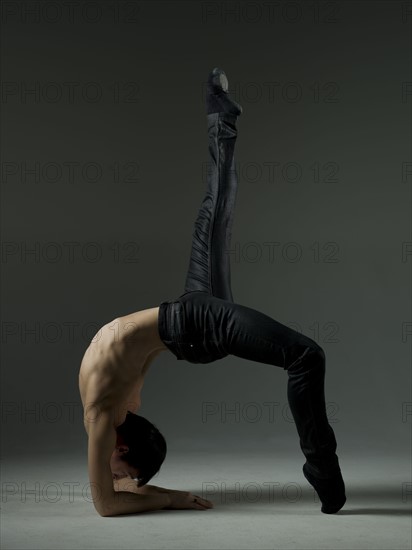 Young ballet dancer, studio shot. Photo : Dan Bannister