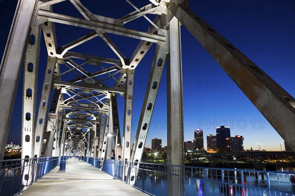 USA, Arkansas, Little Rock, Illuminated footbridge near downtown at night. Photo : Henryk Sadura