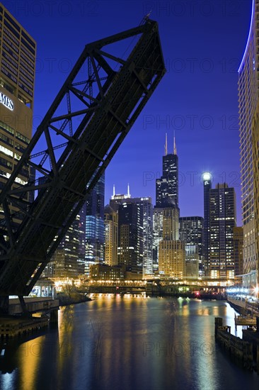 USA, Illinois, Chicago, City reflected in Chicago River. Photo : Henryk Sadura