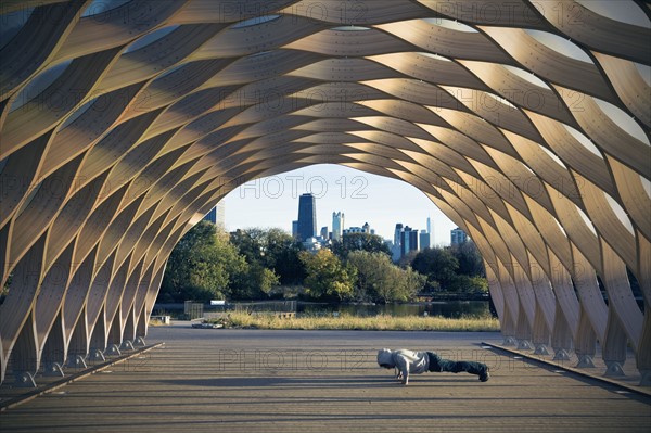 USA, Illinois, Chicago, Man exercising in Lincoln Park. Photo : Henryk Sadura