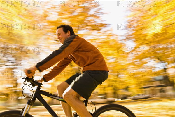 USA, Montana, Kalispell, Mid adult man cycling. Photo : Noah Clayton