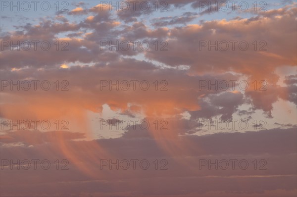 USA, Oregon, red clouds. Photo : Gary Weathers
