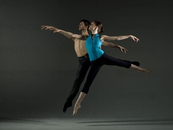 Pair of ballet dancers practicing. Photo : Dan Bannister