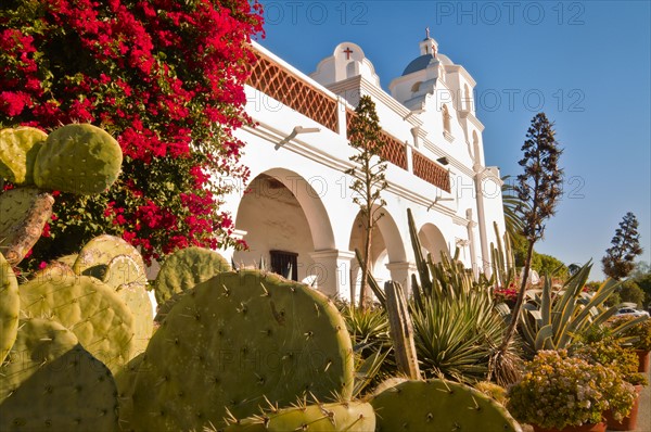 USA, California, Mission Louis Ray, plants in garden and house. Photo : Gary Weathers