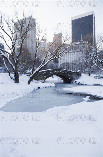 USA, New York City, View of Central Park in winter with Manhattan skyline in background. Photo : fotog