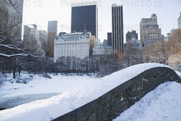 USA, New York City, View of Central Park in winter with Manhattan skyline in background. Photo : fotog