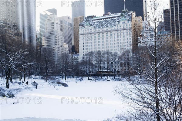 USA, New York City, View of Central Park in winter with Manhattan skyline in background. Photo : fotog