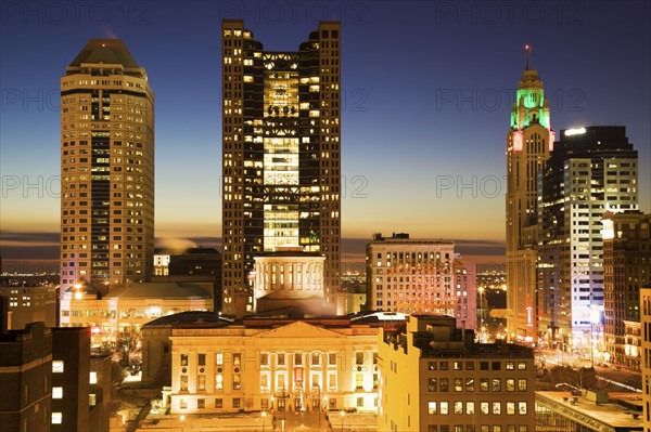 USA, Ohio, Columbus, Downtown illuminated at night. Photo : Henryk Sadura