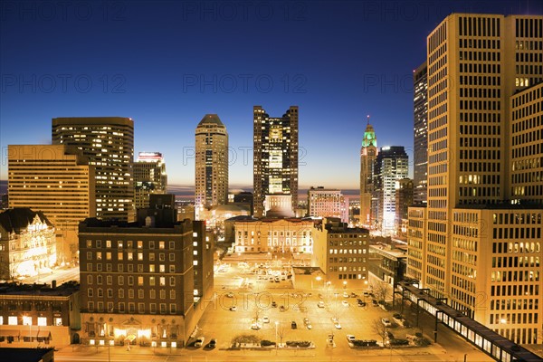 USA, Ohio, Columbus, Downtown illuminated at night. Photo : Henryk Sadura