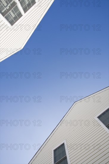 USA, Pennsylvania, clapboard houses and clear sky. Photo : Chris Hackett