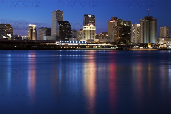 USA, Louisiana, New Orleans, Mississippi River and skyline illuminated at night. Photo : Henryk Sadura