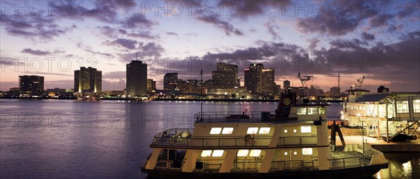 USA, Louisiana, New Orleans, Ferry on Mississippi River with city skyline. Photo : Henryk Sadura