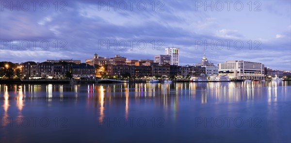 USA, Georgia, Savannah, City skyline by river. Photo : Henryk Sadura