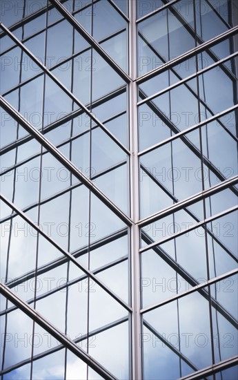 USA, New York State, New York City, Glass wall of skyscraper. Photo : fotog