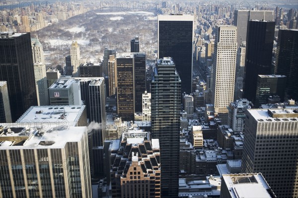 USA, New York City, View of Manhattan covered with snow, with Central Park in background. Photo : fotog