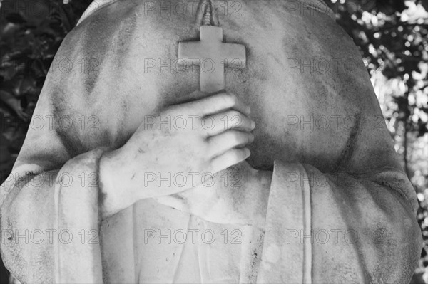 USA, Maryland, close up of statue with cross. Photo : Chris Hackett