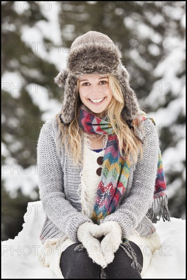 USA, Utah, Salt Lake City, portrait of young woman in winter clothing. Photo : Mike Kemp