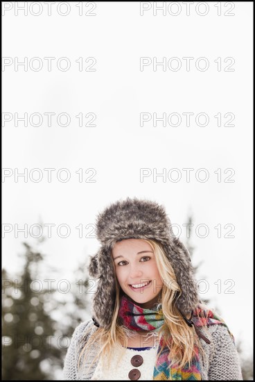 USA, Utah, Salt Lake City, portrait of young woman in winter clothing. Photo : Mike Kemp