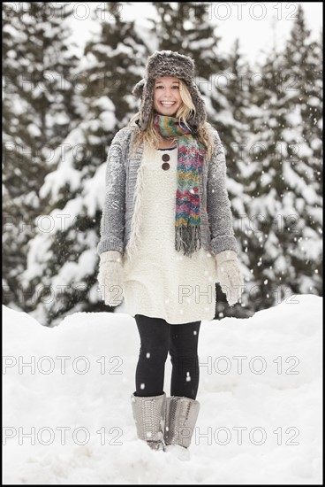 USA, Utah, Salt Lake City, portrait of young woman in winter clothing. Photo : Mike Kemp