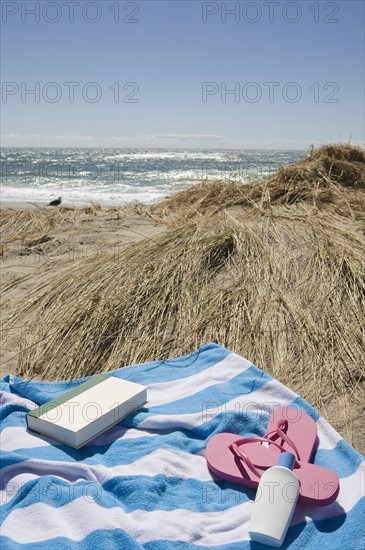 USA, Massachusetts, towel on Marram Grass on beach. Photo : Chris Hackett