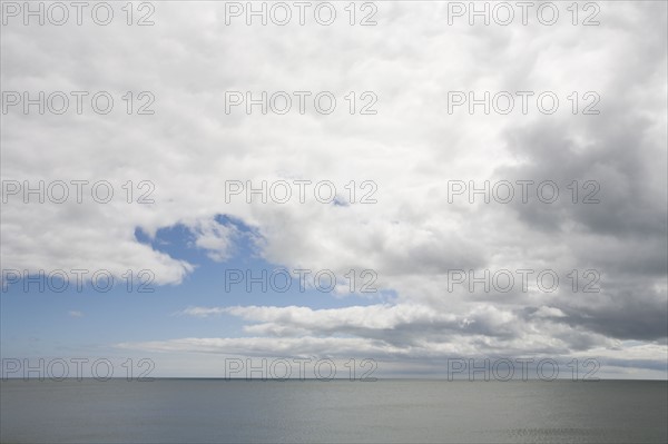 USA, Massachusetts, storm cloud above sea. Photo : Chris Hackett