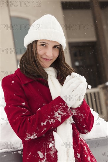 USA, Utah, Lehi, Portrait of young woman holding snowball. Photo : Mike Kemp