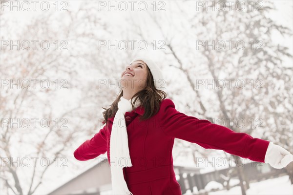 USA, Utah, Lehi, Young woman standing in snow. Photo : Mike Kemp