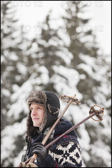 USA, Utah, Salt Lake City, man carrying ski poles. Photo : Mike Kemp