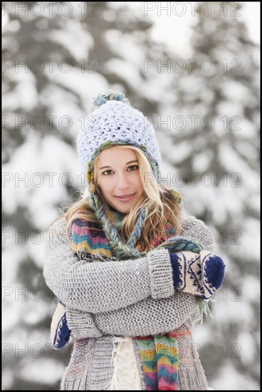 USA, Utah, Salt Lake City, portrait of young woman in winter clothing. Photo : Mike Kemp