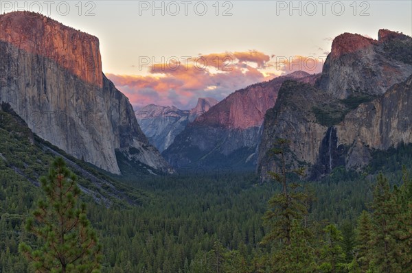 USA, California, Yosemite Valley in autumn. Photo : Gary Weathers