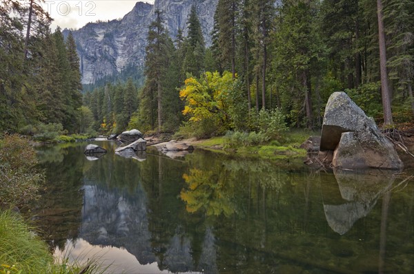 USA, California, Merced River. Photo : Gary Weathers