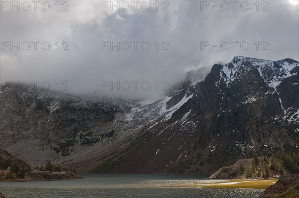 USA, California, mountains in clouds. Photo : Gary Weathers