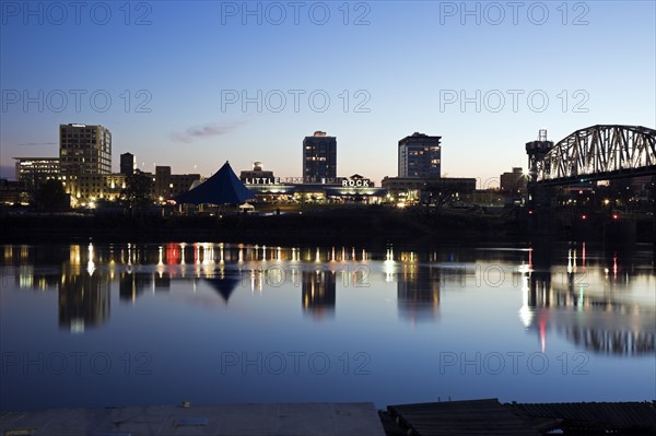 USA, Arkansas, Little Rock, Downtown skyline illuminated at night. Photo : Henryk Sadura