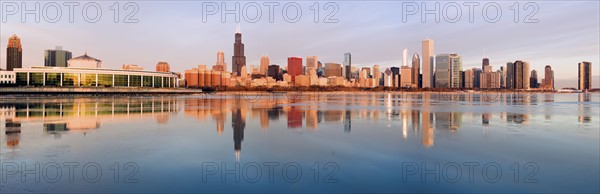 USA, Illinois, Chicago, City skyline over Lake Michigan at sunrise. Photo : Henryk Sadura