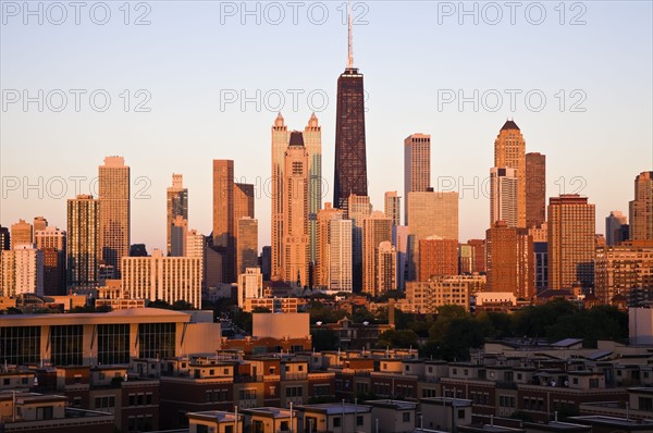 USA, Illinois, Chicago, City skyline at sunset. Photo : Henryk Sadura