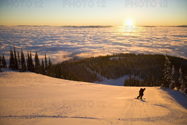 USA, Montana, Whitefish, Young man snowboarding. Photo : Noah Clayton