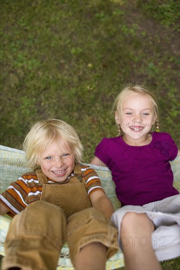 USA, Montana, Whitefish, Brother and sister (6-7) relaxing in hammock. Photo : Noah Clayton