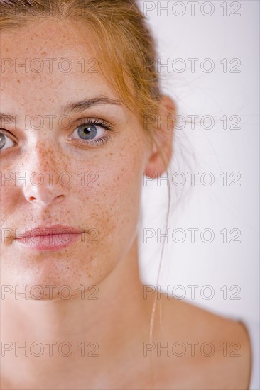 Studio portrait of young woman with freckles. Photo : Noah Clayton