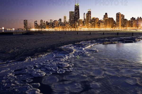 USA, Illinois, Chicago, City skyline from Lake Michigan at sunset. Photo : Henryk Sadura