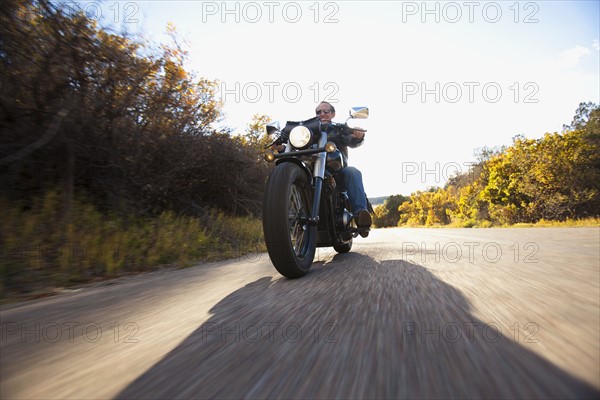 USA, Colorado, Carbondale, Mature man driving motorcycle. Photo : Noah Clayton