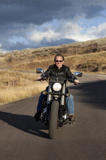 USA, Colorado, Carbondale, Mature man driving motorcycle. Photo : Noah Clayton