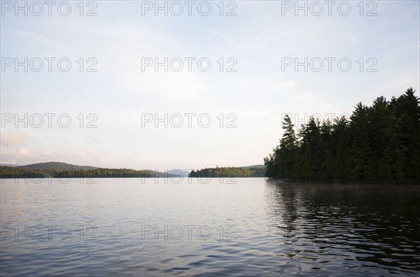 USA, New York State, Adirondack Mountains, Upper Saranac Lake in morning. Photo : Chris Hackett