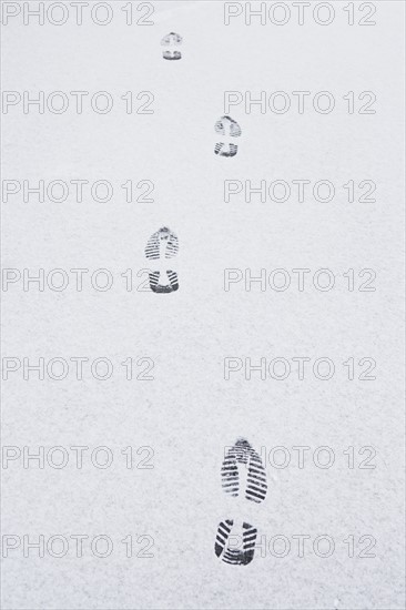 USA, New Jersey, footprints on snow. Photo : Chris Hackett
