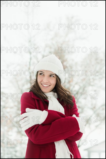 USA, Utah, Lehi, Young woman shivering in snow. Photo : Mike Kemp